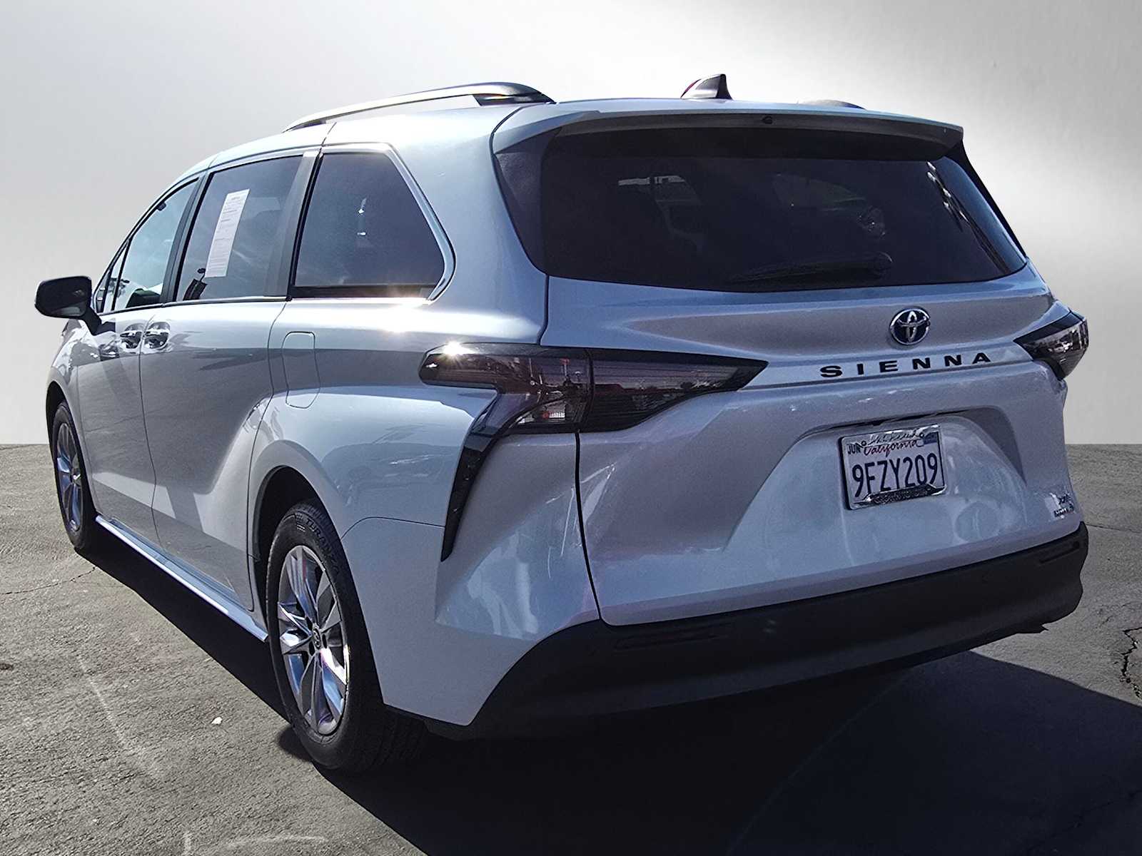 2023 Toyota Sienna XLE 3