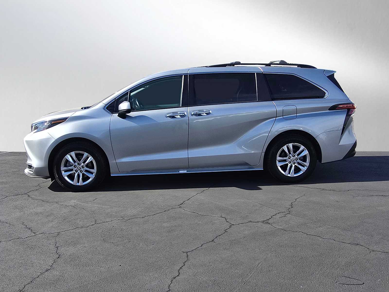 2022 Toyota Sienna XLE 2