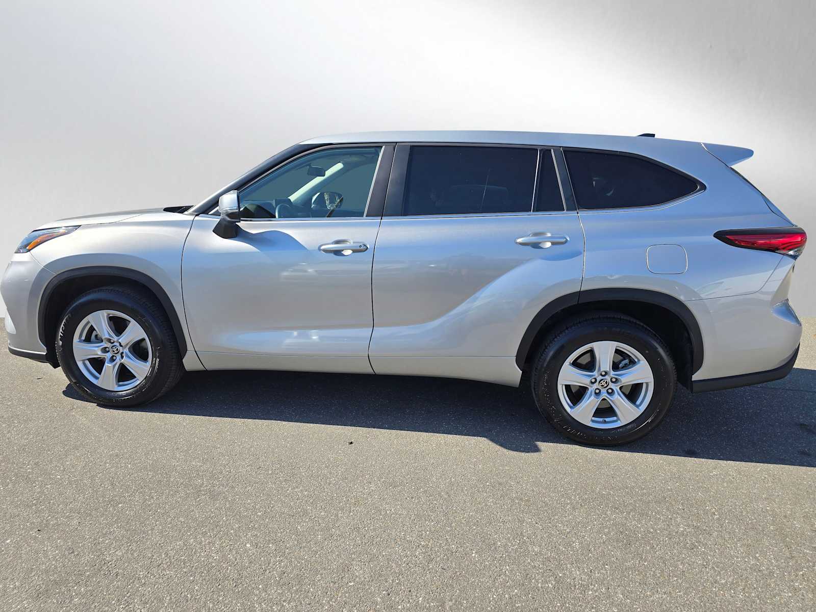 2023 Toyota Highlander LE 2