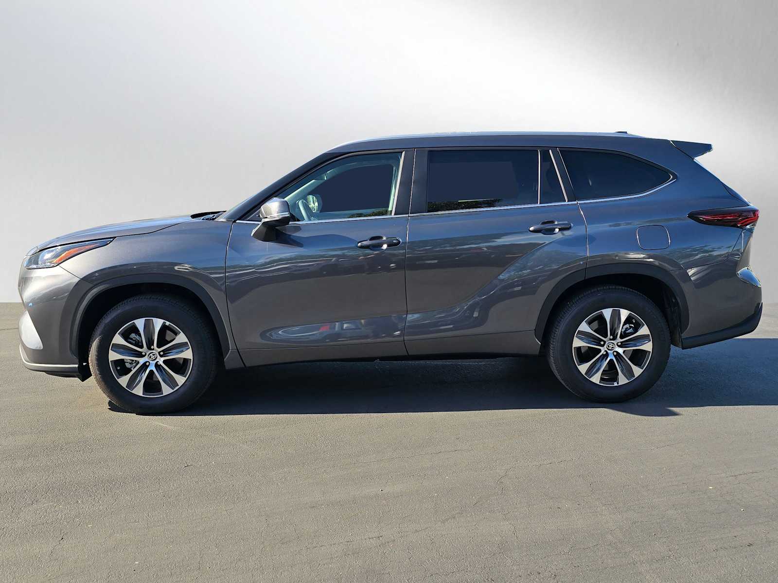 2024 Toyota Highlander XLE 2