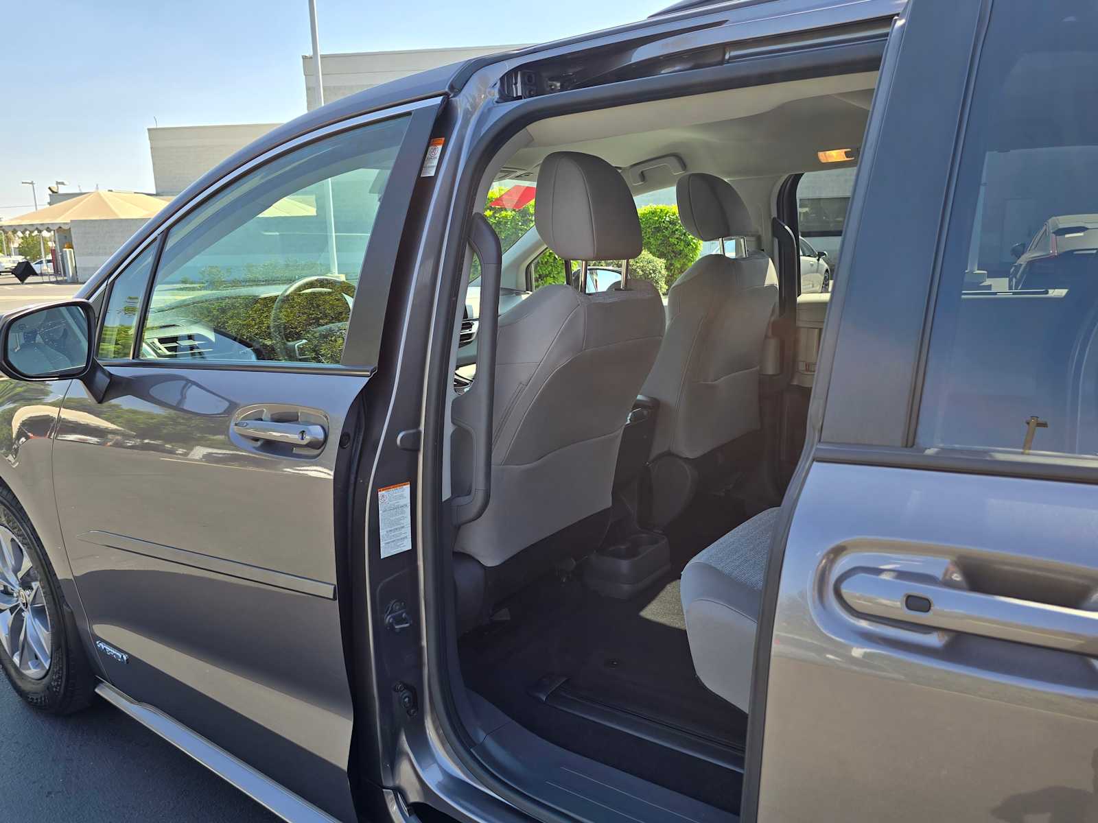 2021 Toyota Sienna LE 15