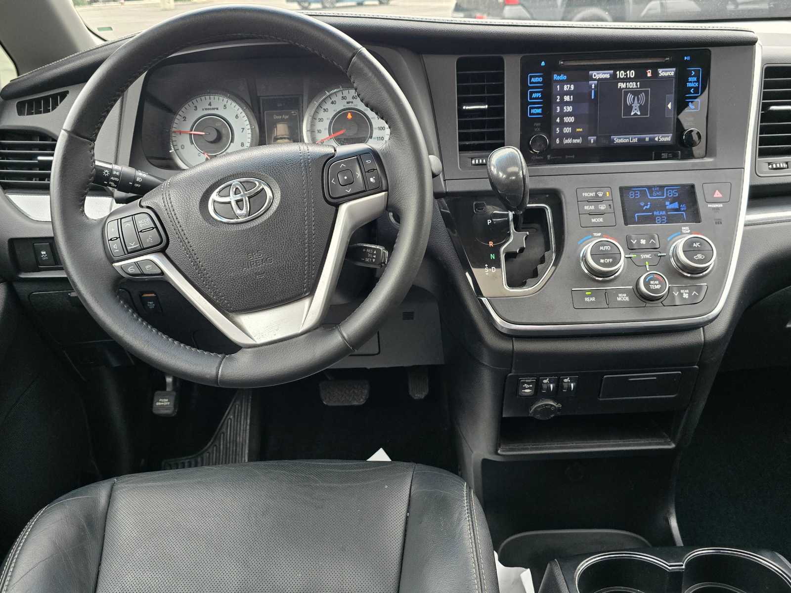 2017 Toyota Sienna SE 24