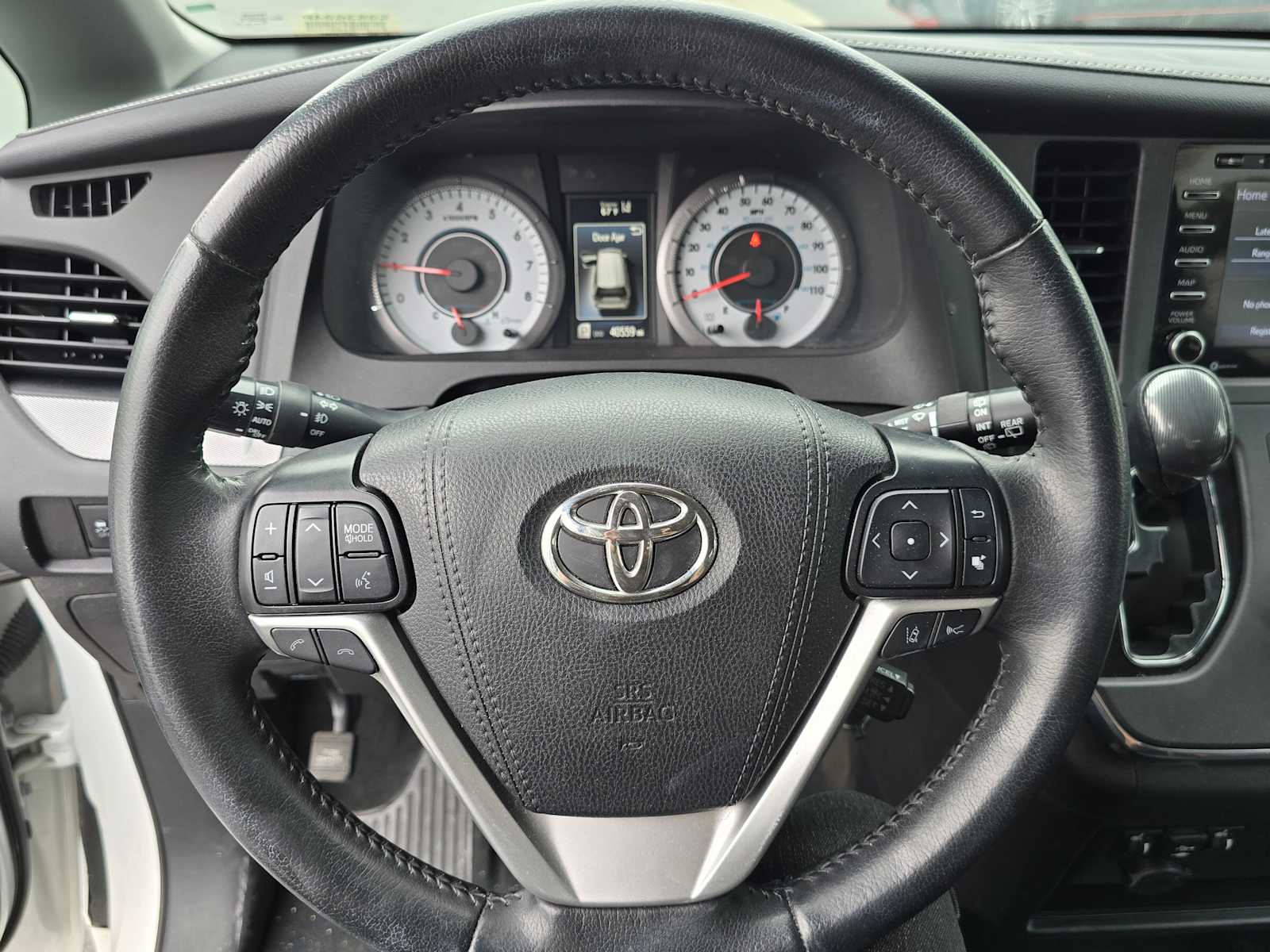 2019 Toyota Sienna SE 23