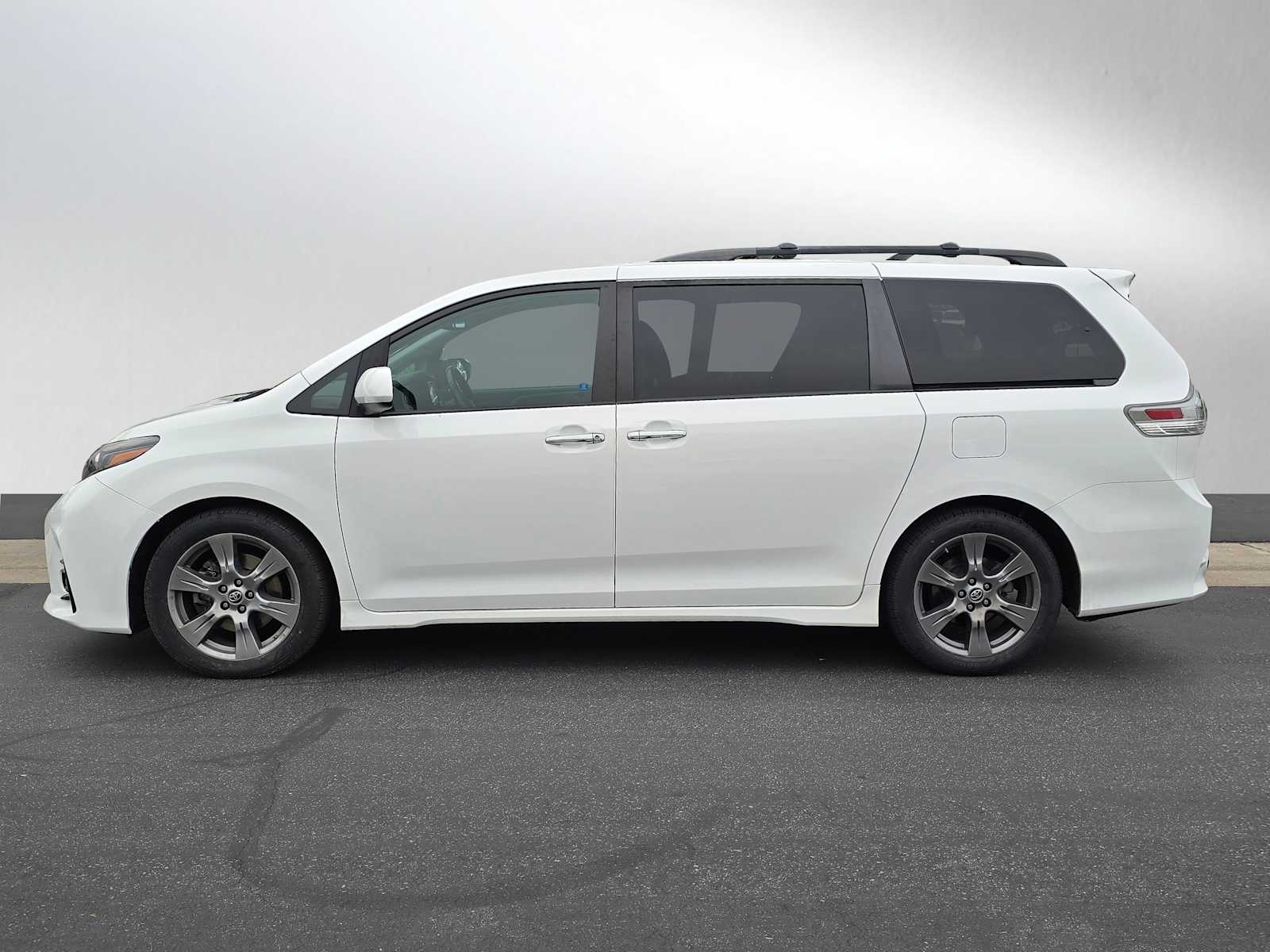 2019 Toyota Sienna SE 2