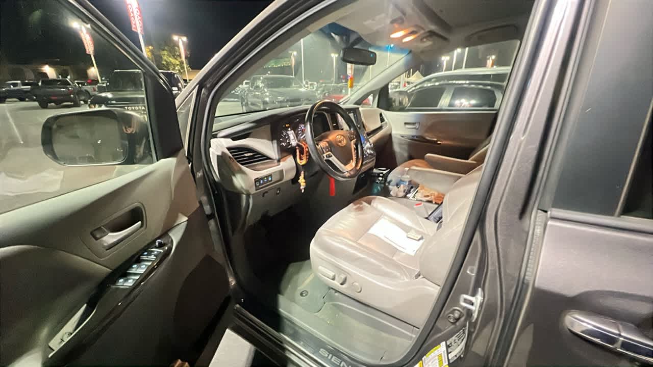 2015 Toyota Sienna XLE 4