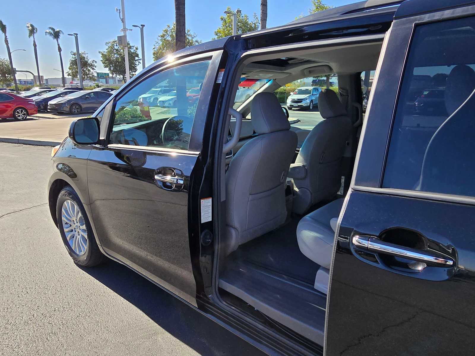 2017 Toyota Sienna XLE 16