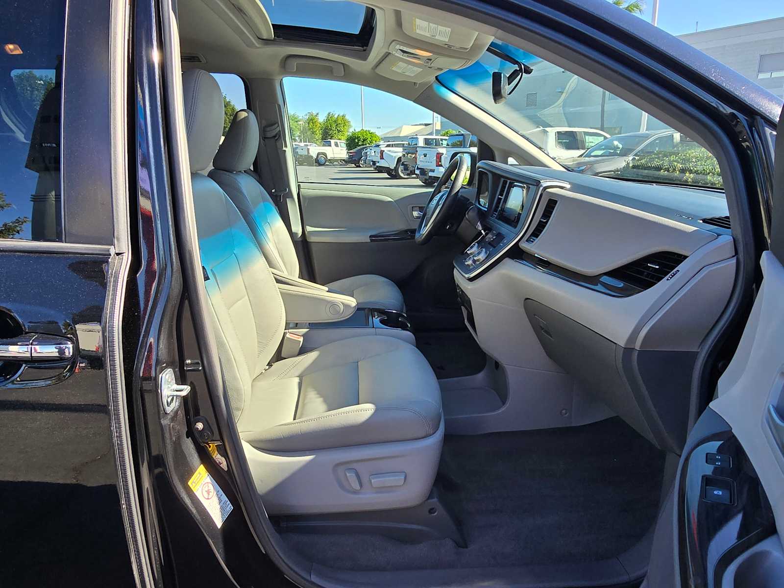 2017 Toyota Sienna XLE 10