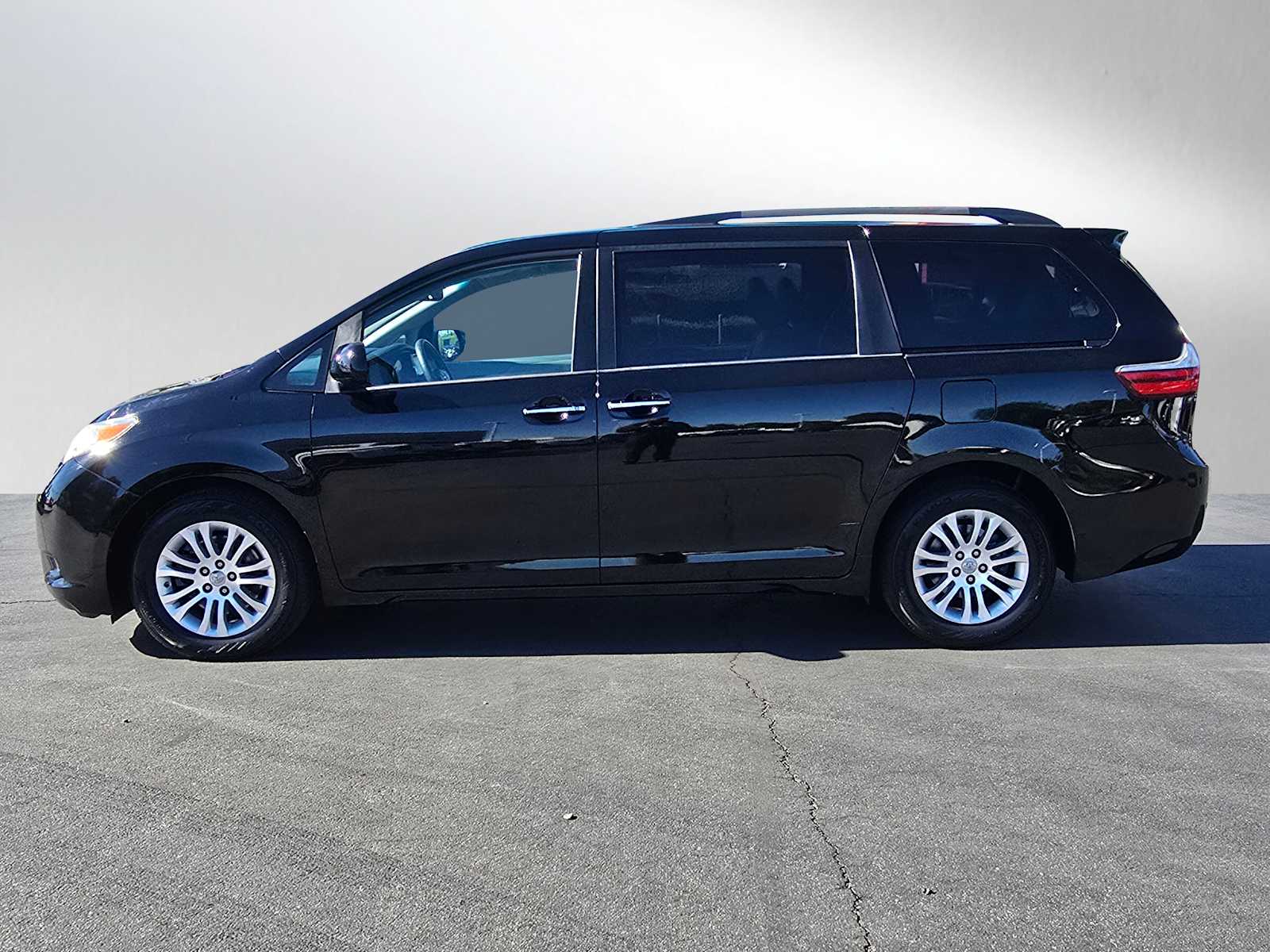 2017 Toyota Sienna XLE 2