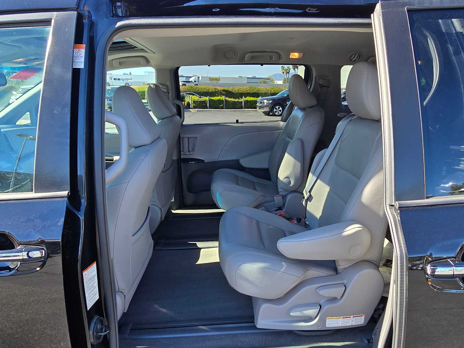 2017 Toyota Sienna XLE 17