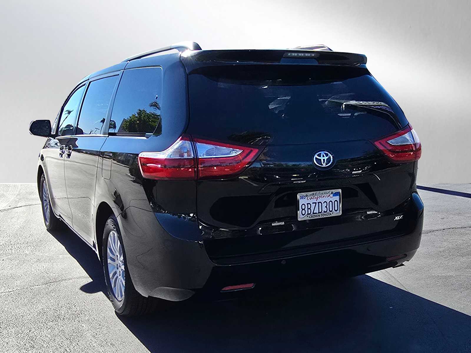 2017 Toyota Sienna XLE 3