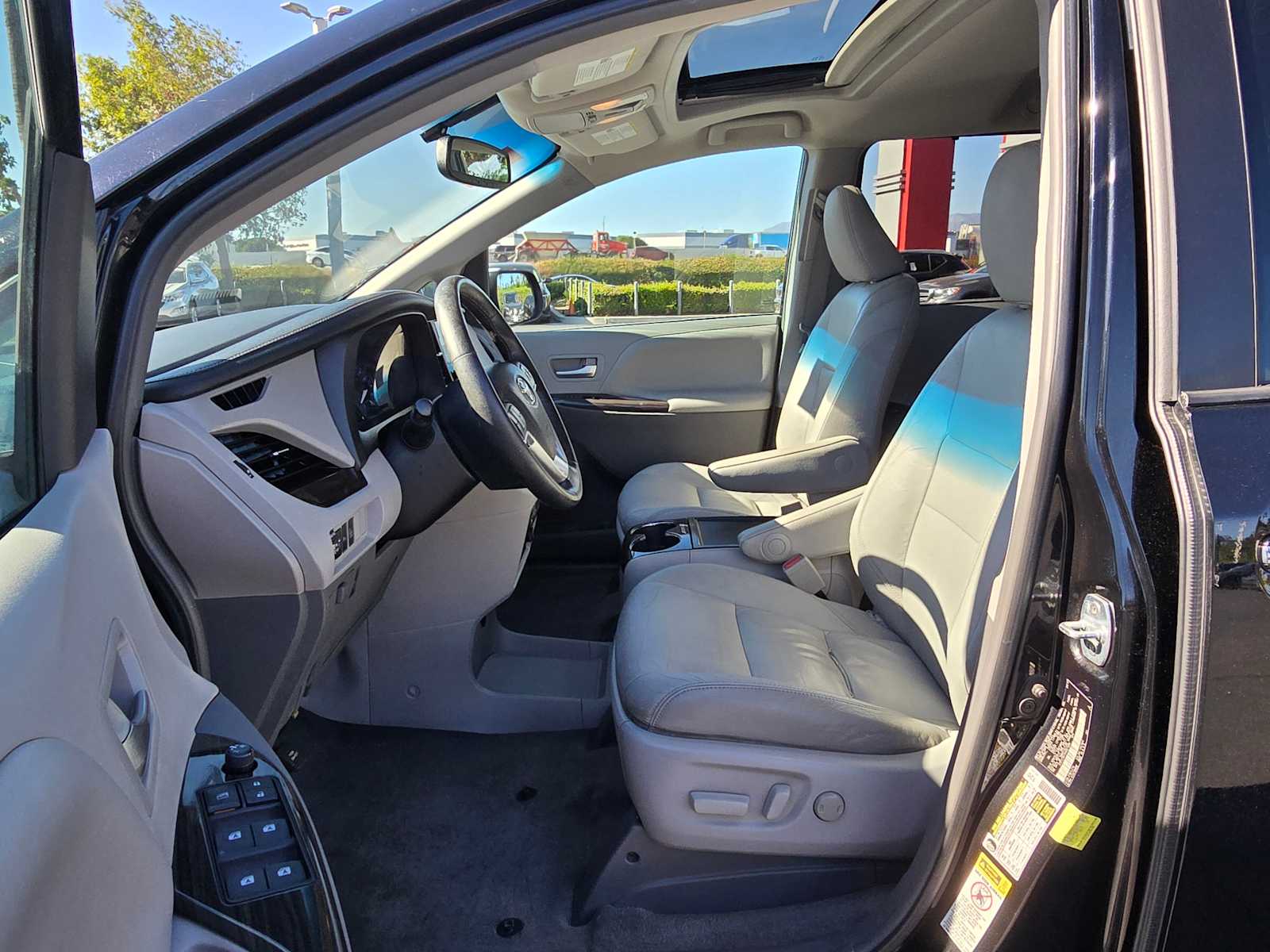 2017 Toyota Sienna XLE 21