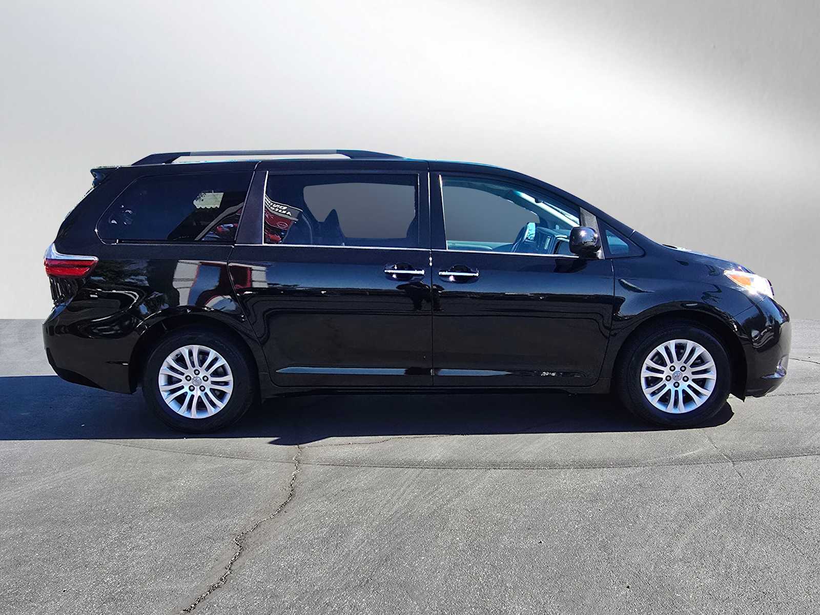 2017 Toyota Sienna XLE 6