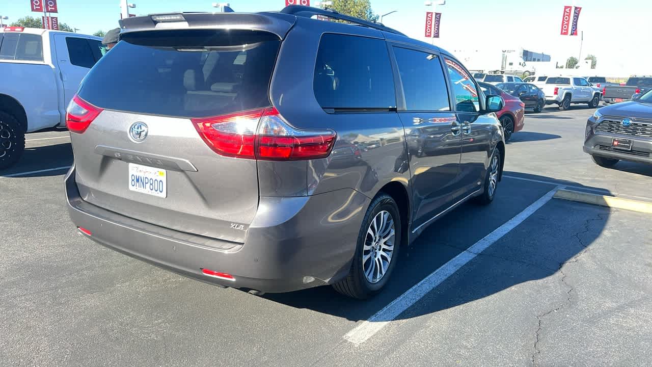 2020 Toyota Sienna XLE Premium 2