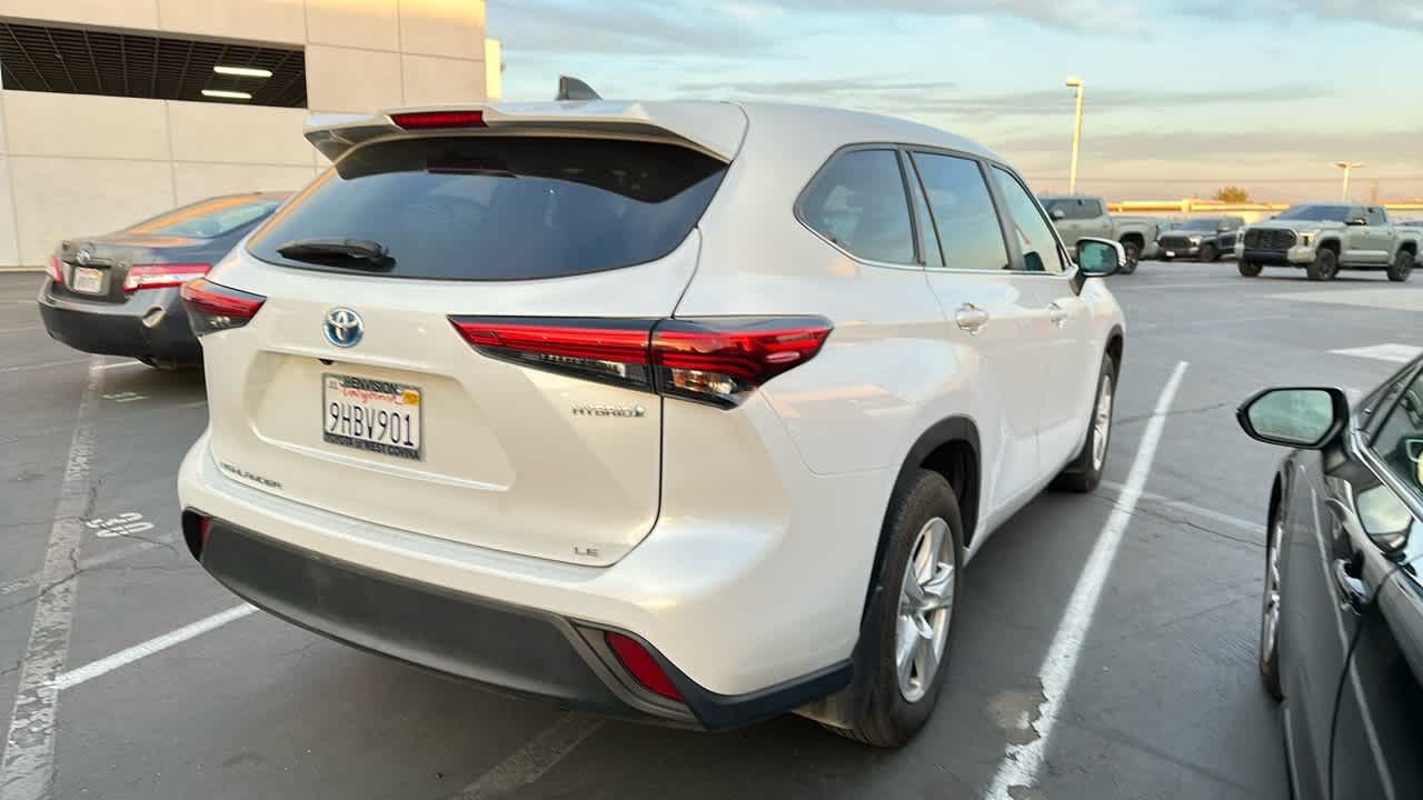 2023 Toyota Highlander Hybrid LE 2