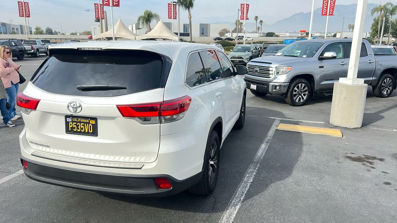 2017 Toyota Highlander LE 2