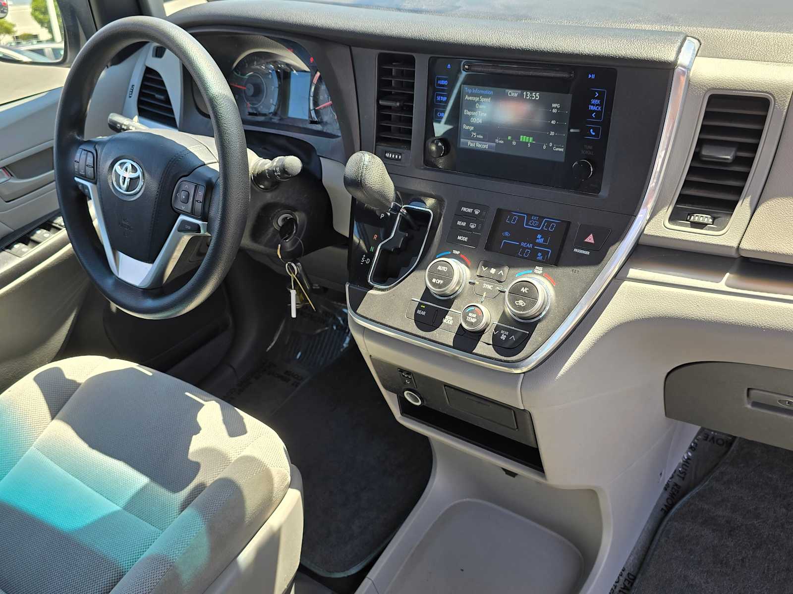 2017 Toyota Sienna L 11