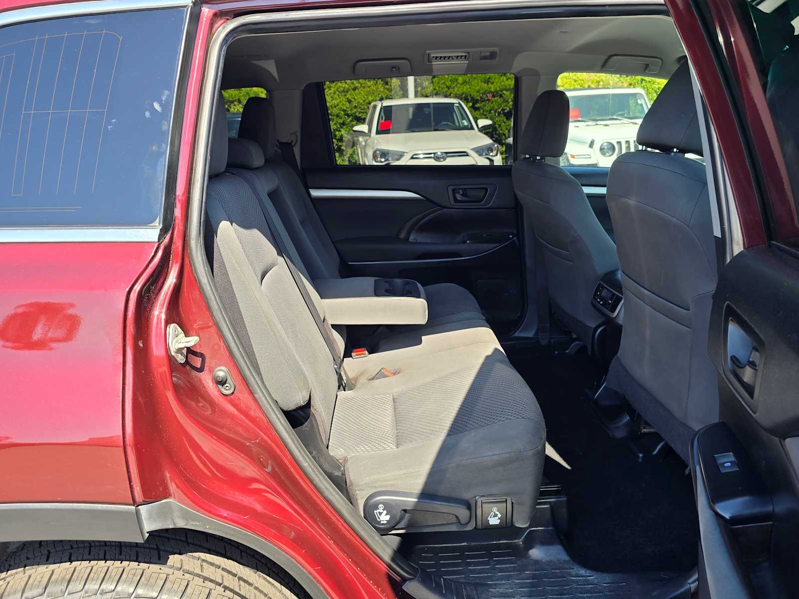 2019 Toyota Highlander LE 12