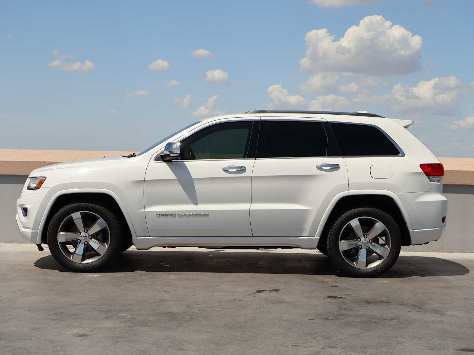 Used 2015 Bright White Clearcoat Jeep Overland image 5
