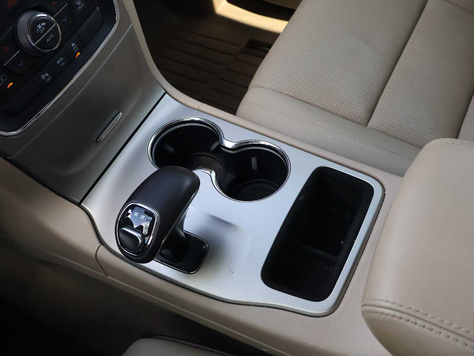 Used 2015 Bright White Clearcoat Jeep Overland image 20