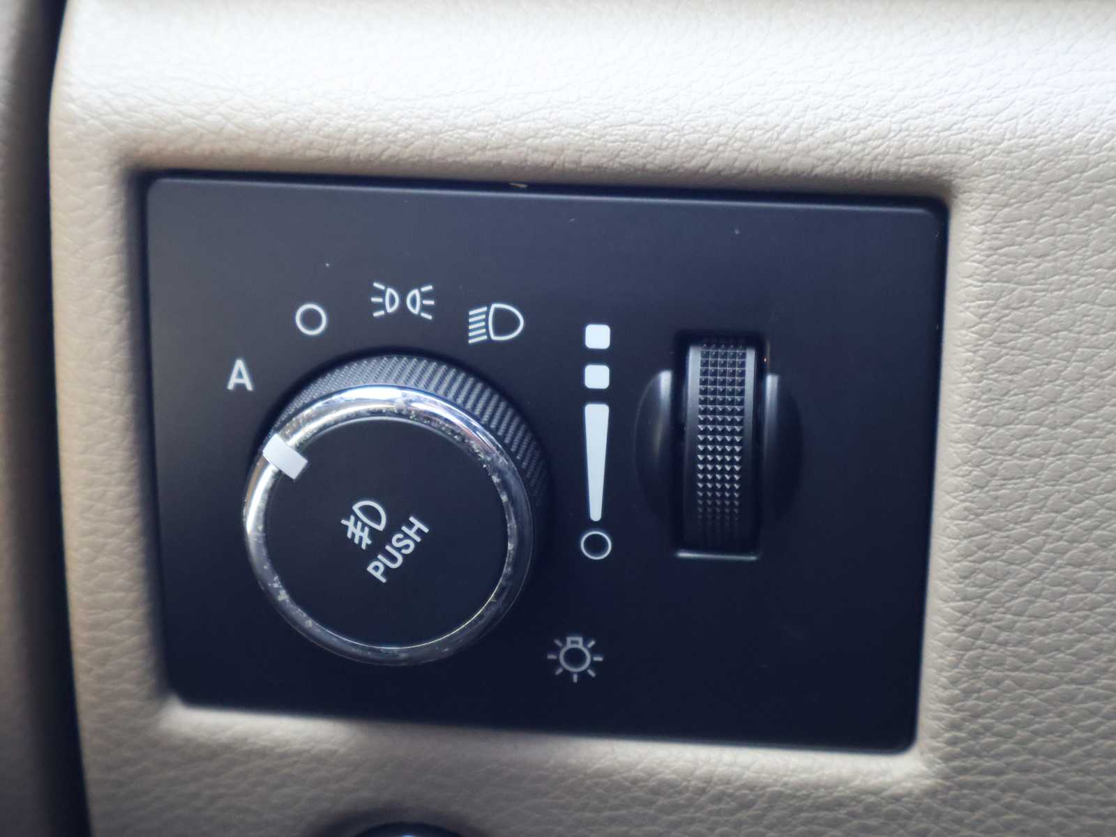 Used 2015 Bright White Clearcoat Jeep Overland image 22