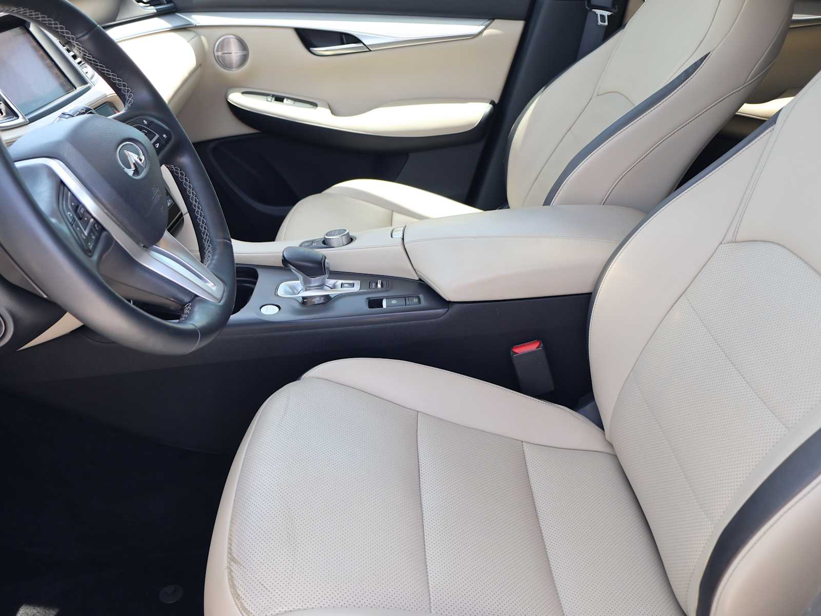 Used 2019 Majestic White INFINITI ESSENTIAL image 14