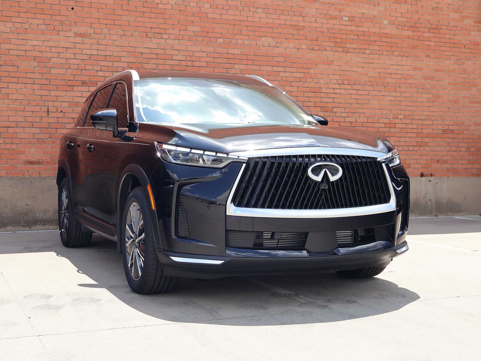 Certified Used 2027 Mineral Black INFINITI LUXE image 4