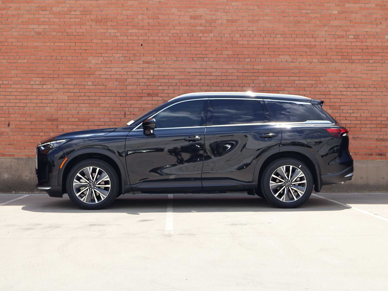 Certified Used 2027 Mineral Black INFINITI LUXE image 5