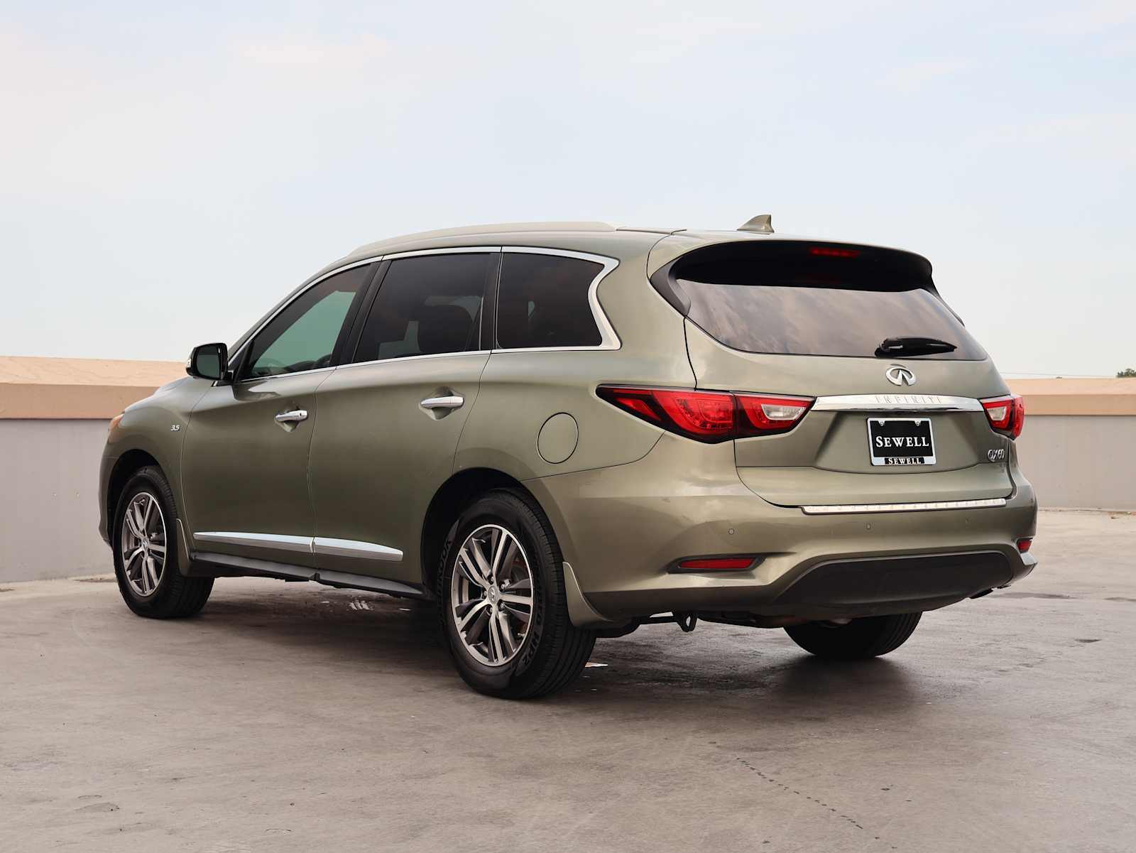 Used 2017 Jade Green INFINITI  image 8