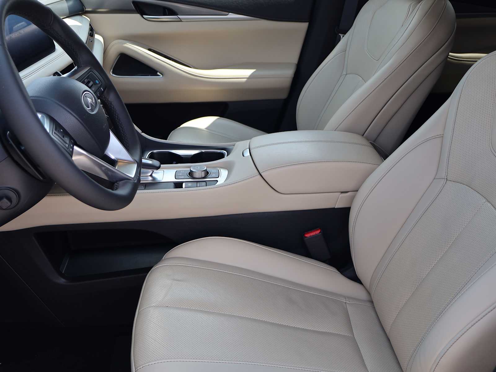 Certified Used 2024 Mineral Black INFINITI LUXE image 11