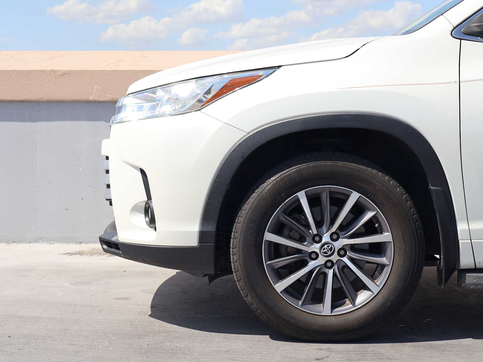 Used 2018 Blizzard Pearl Toyota XLE image 11
