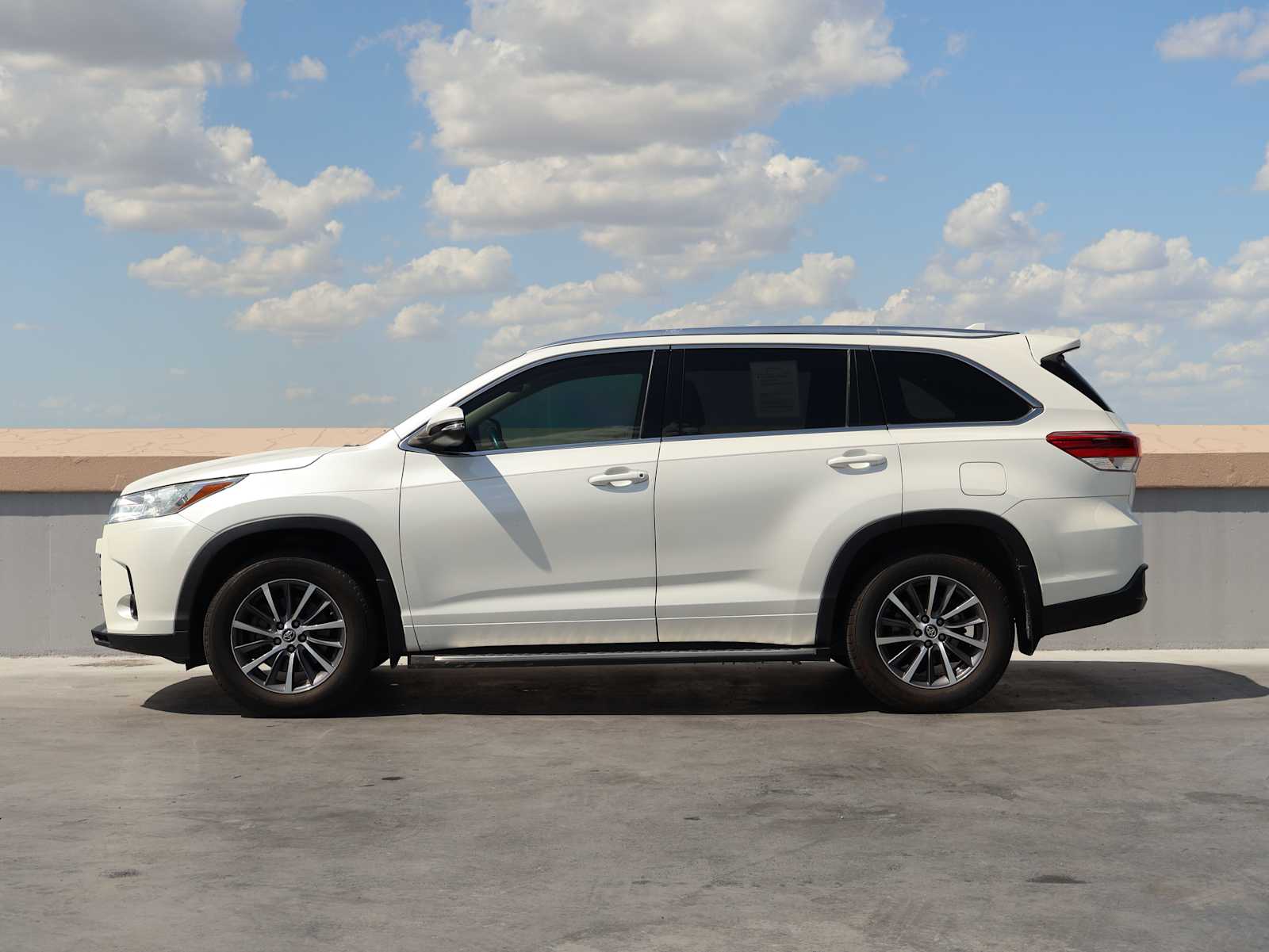 Used 2018 Blizzard Pearl Toyota XLE image 5
