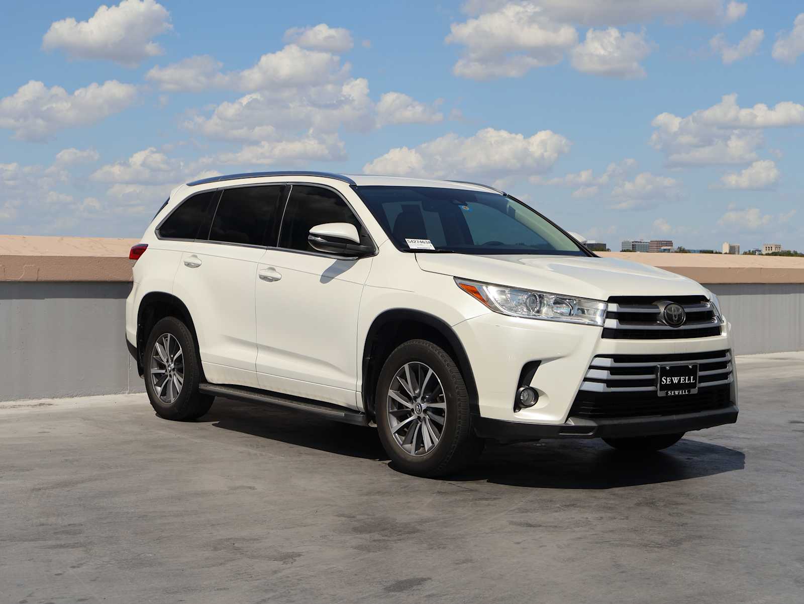 Used 2018 Blizzard Pearl Toyota XLE image 4
