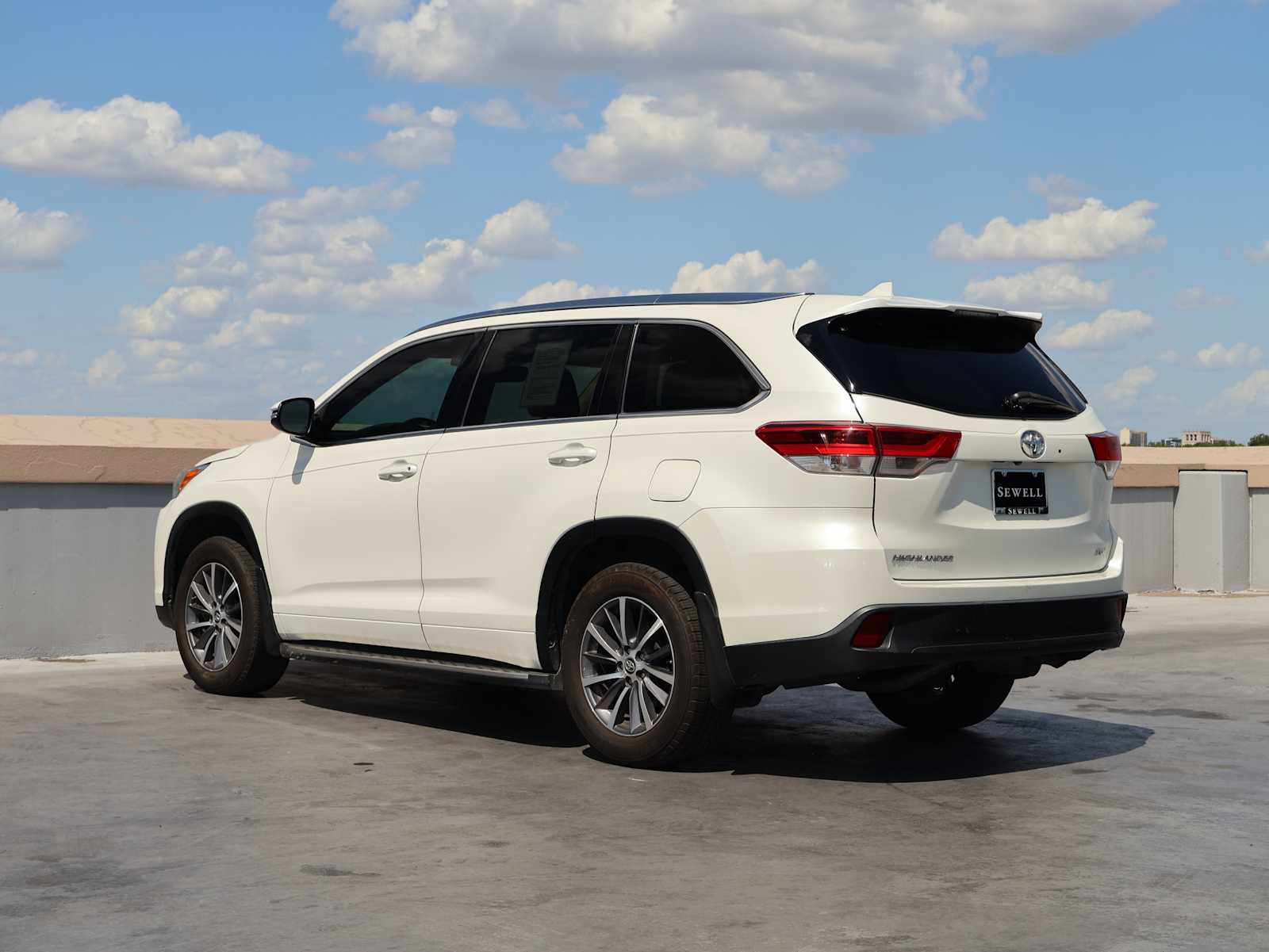 Used 2018 Blizzard Pearl Toyota XLE image 9