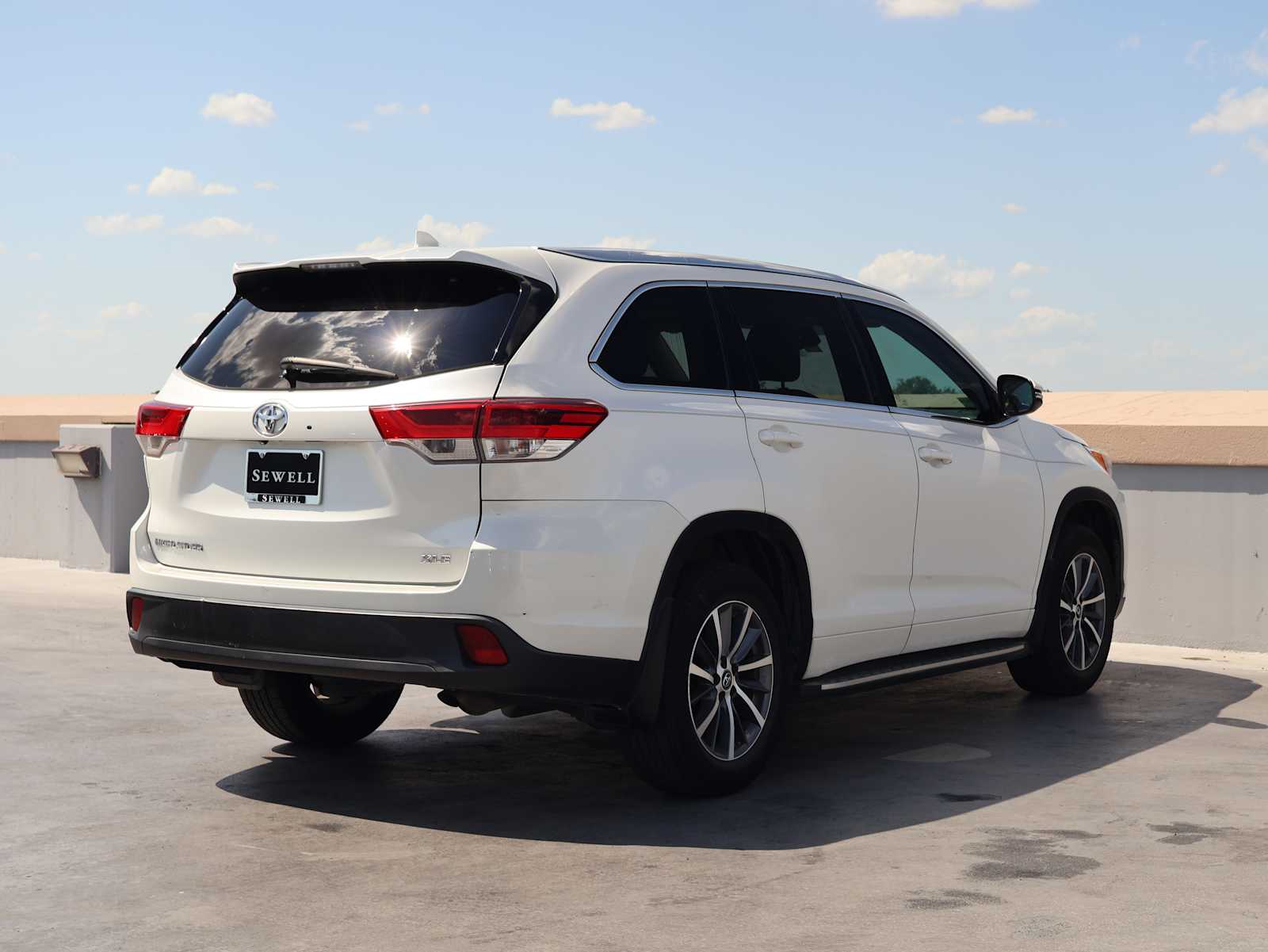 Used 2018 Blizzard Pearl Toyota XLE image 7