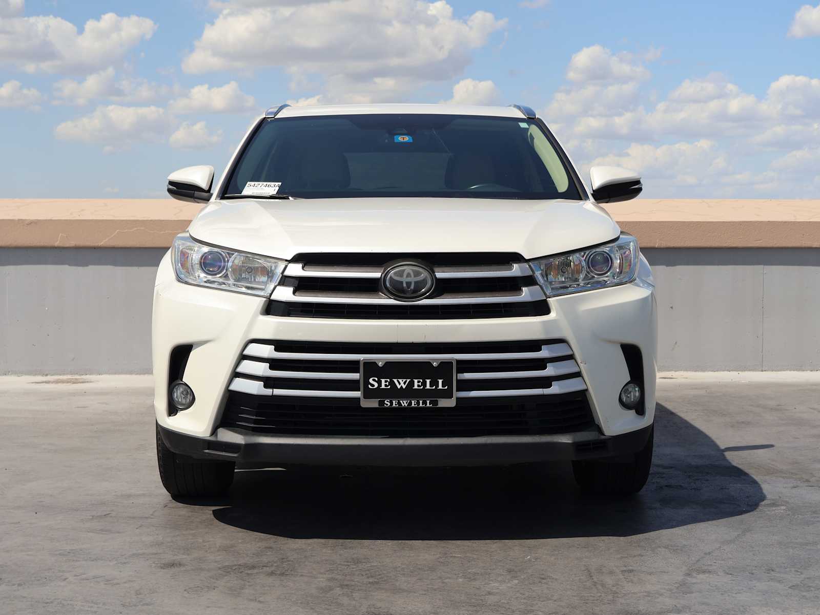 Used 2018 Blizzard Pearl Toyota XLE image 2