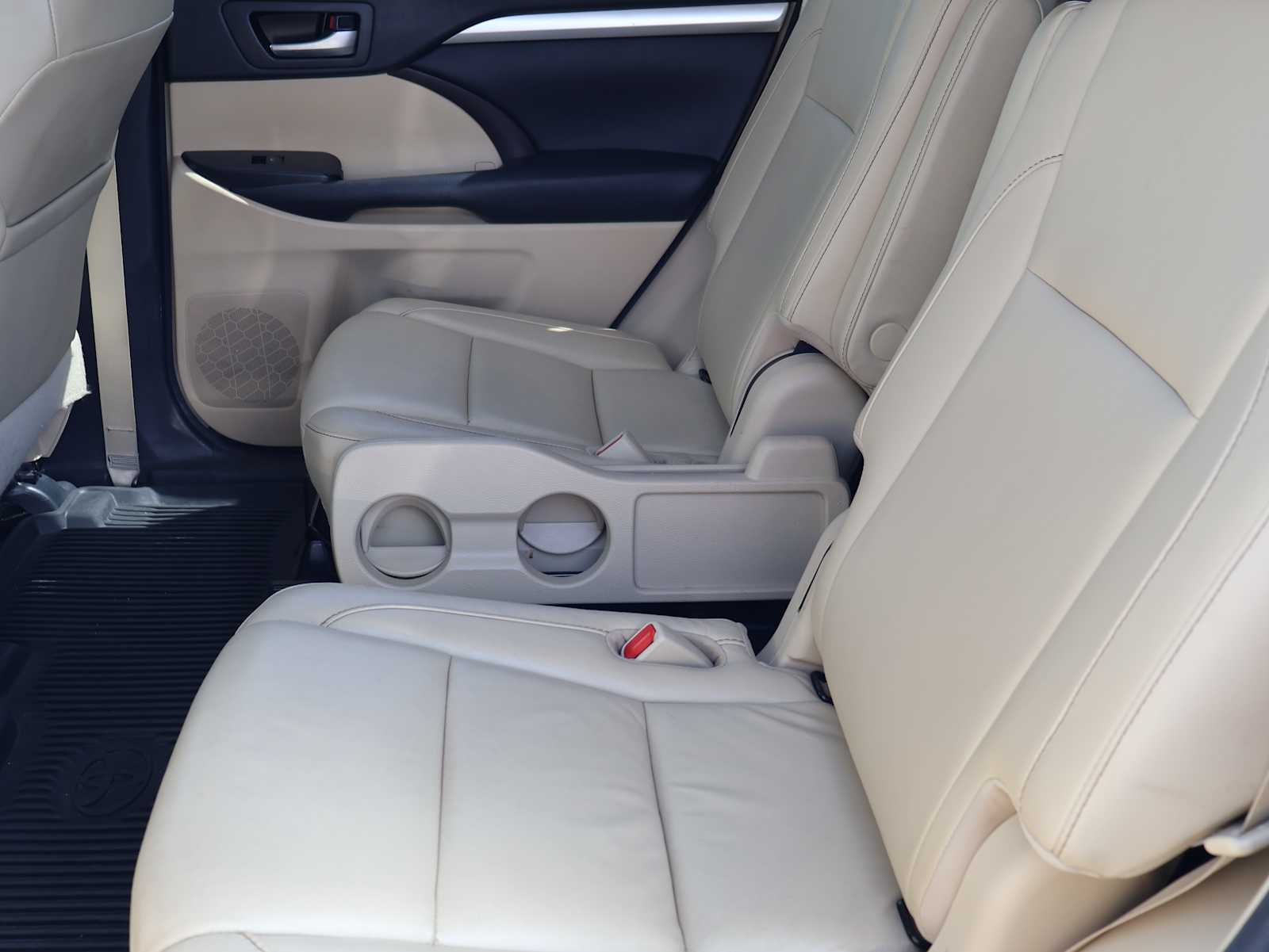 Used 2018 Blizzard Pearl Toyota XLE image 27