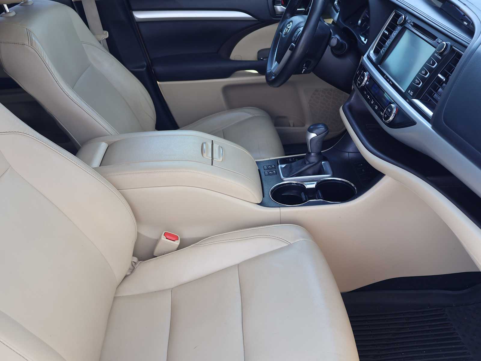 Used 2018 Blizzard Pearl Toyota XLE image 14