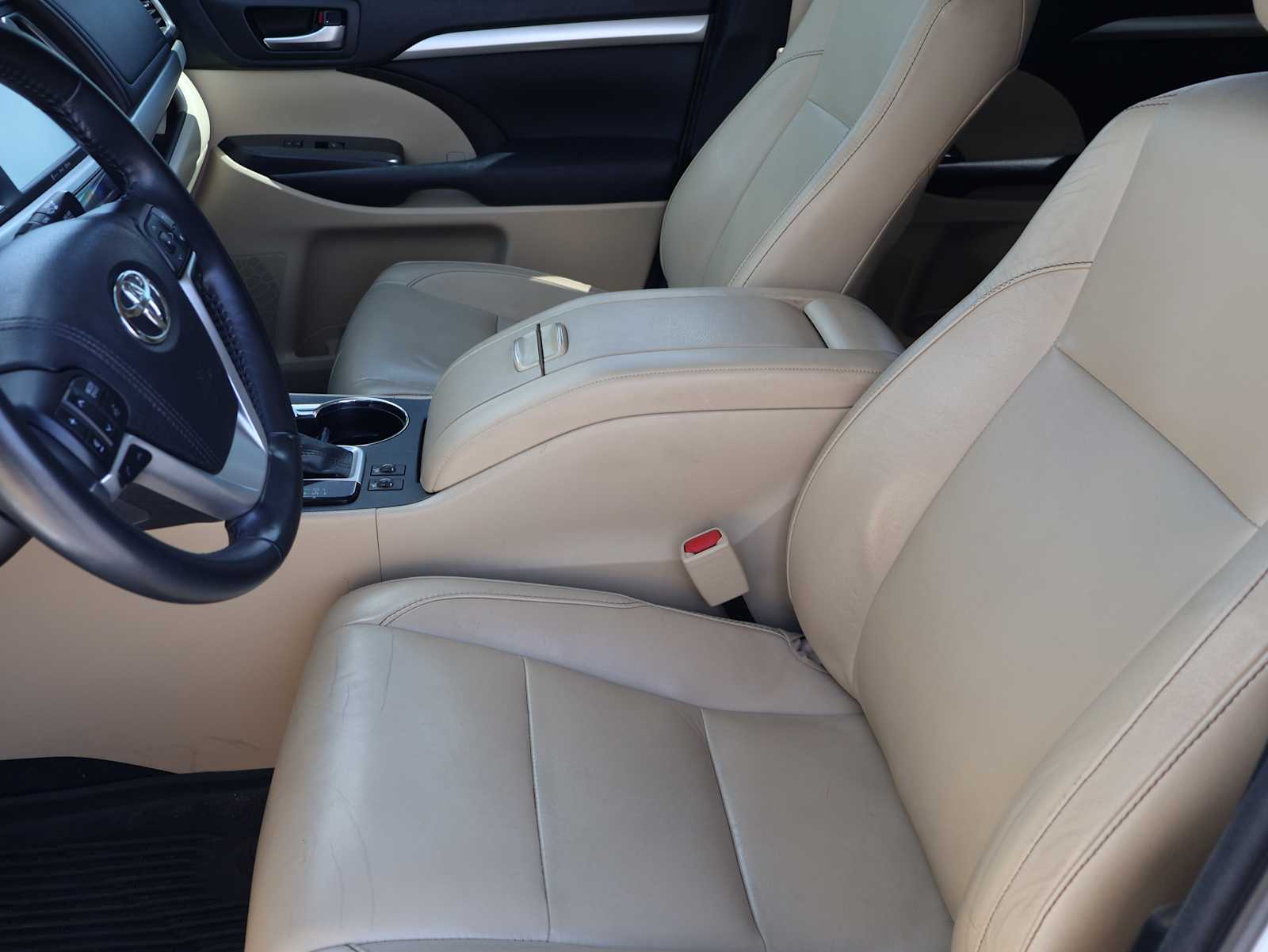 Used 2018 Blizzard Pearl Toyota XLE image 13