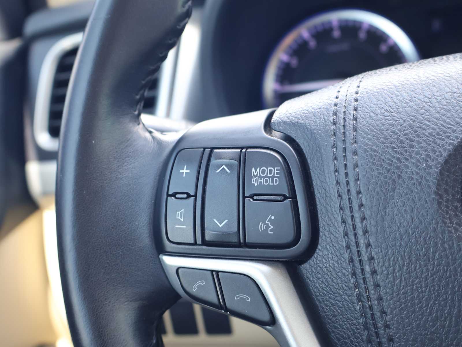 Used 2018 Blizzard Pearl Toyota XLE image 25