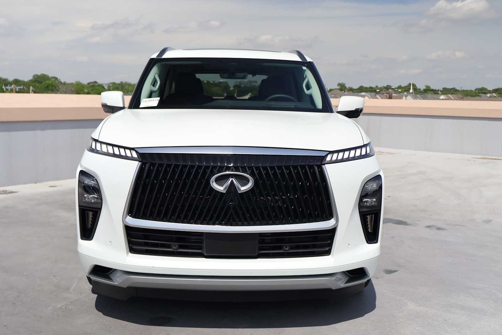 Certified Used 2025 Radiant White INFINITI LUXE image 4