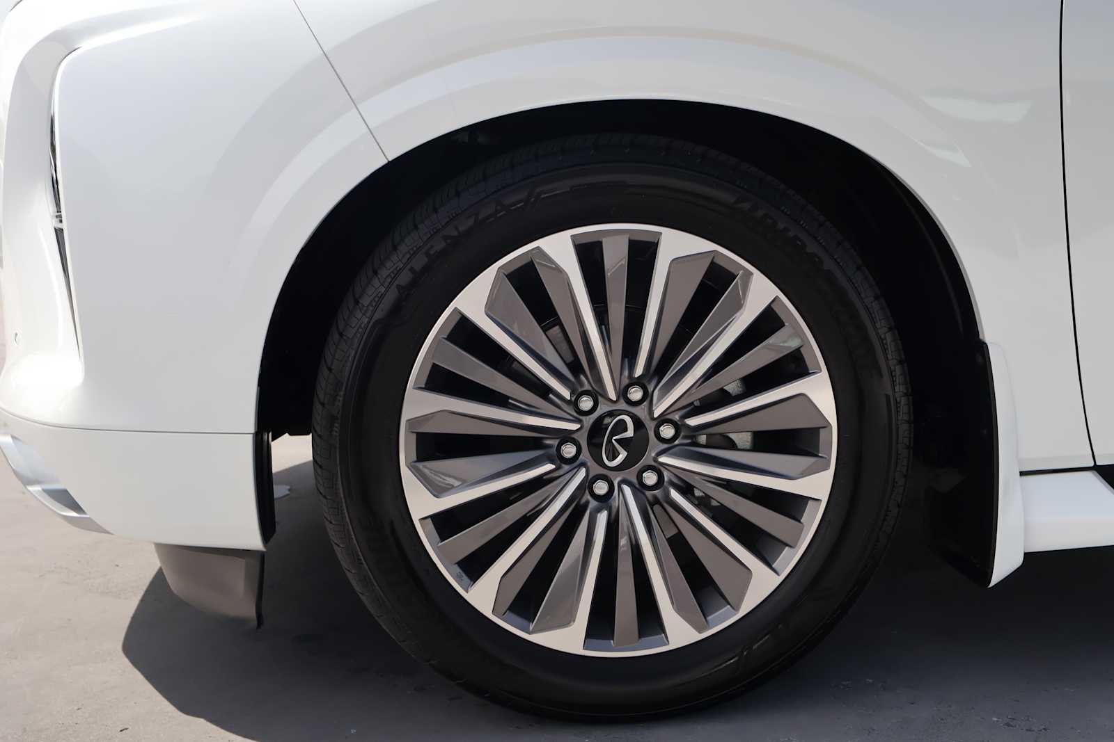 Certified Used 2025 Radiant White INFINITI LUXE image 8