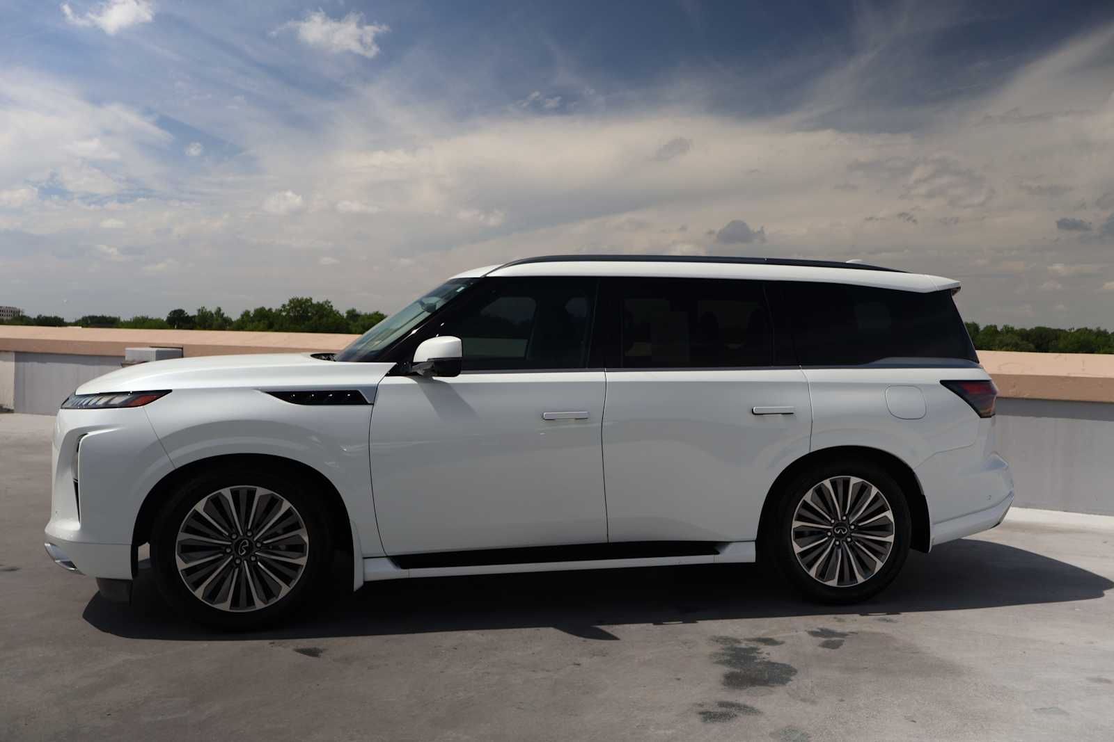 Certified Used 2025 Radiant White INFINITI LUXE image 2