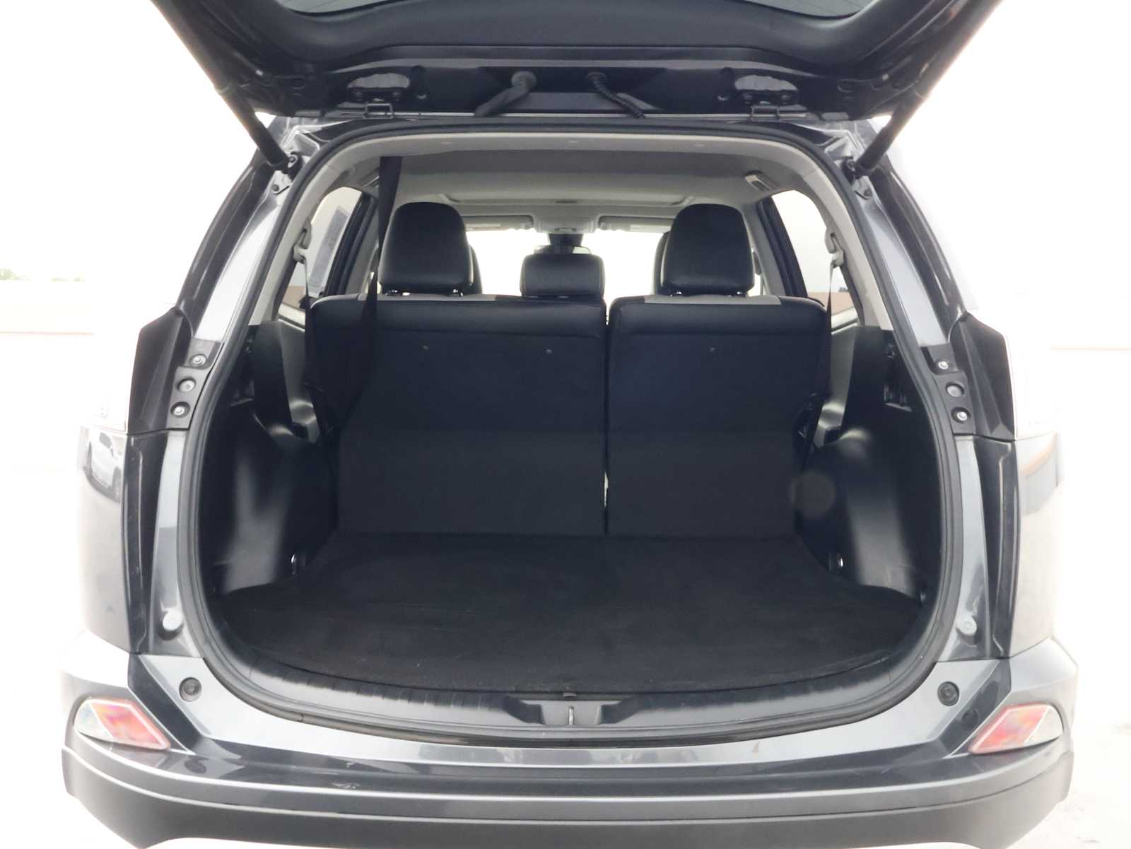 Used 2018 Magnetic Gray Metallic Toyota XLE image 9