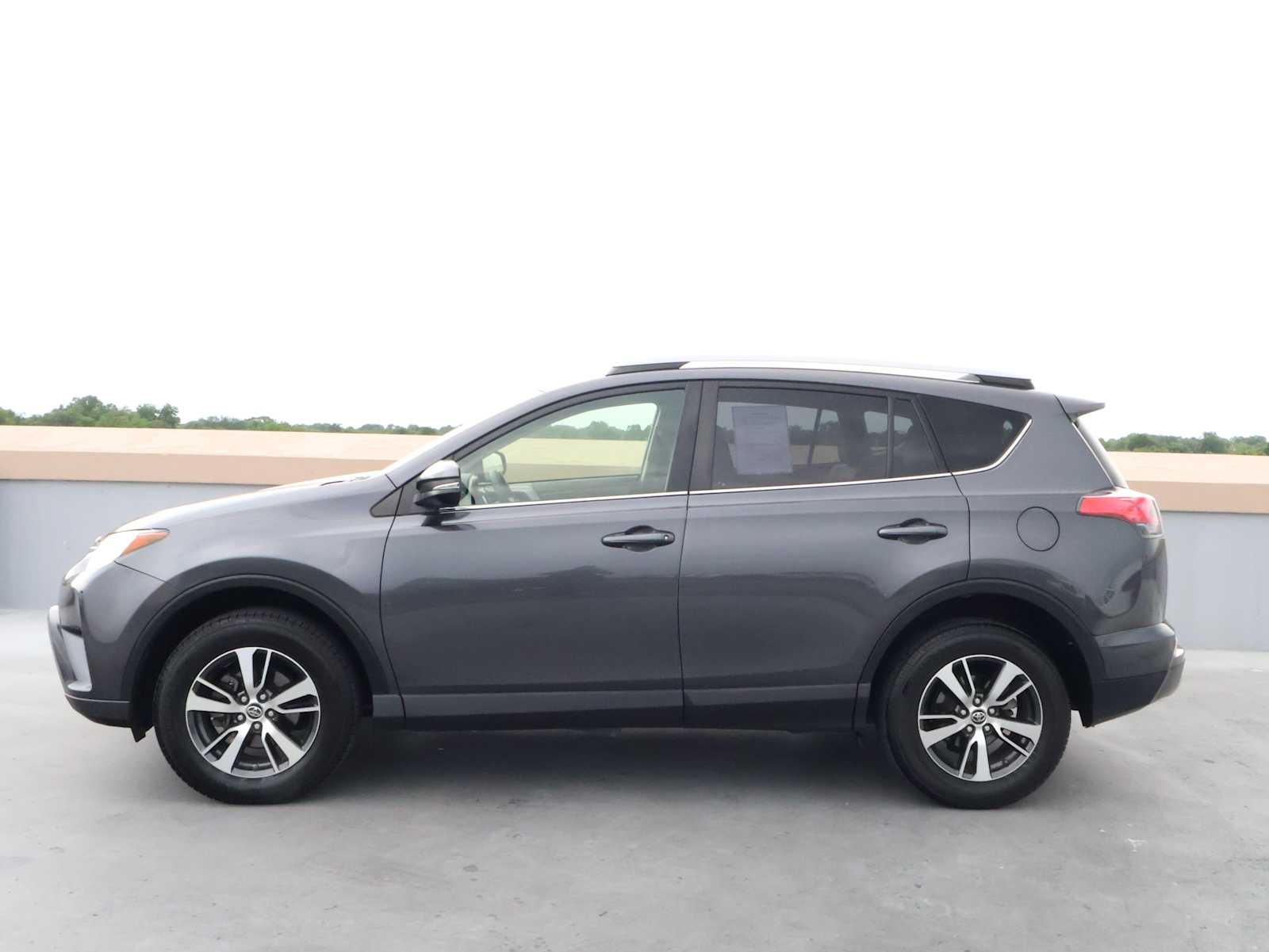 Used 2018 Magnetic Gray Metallic Toyota XLE image 4