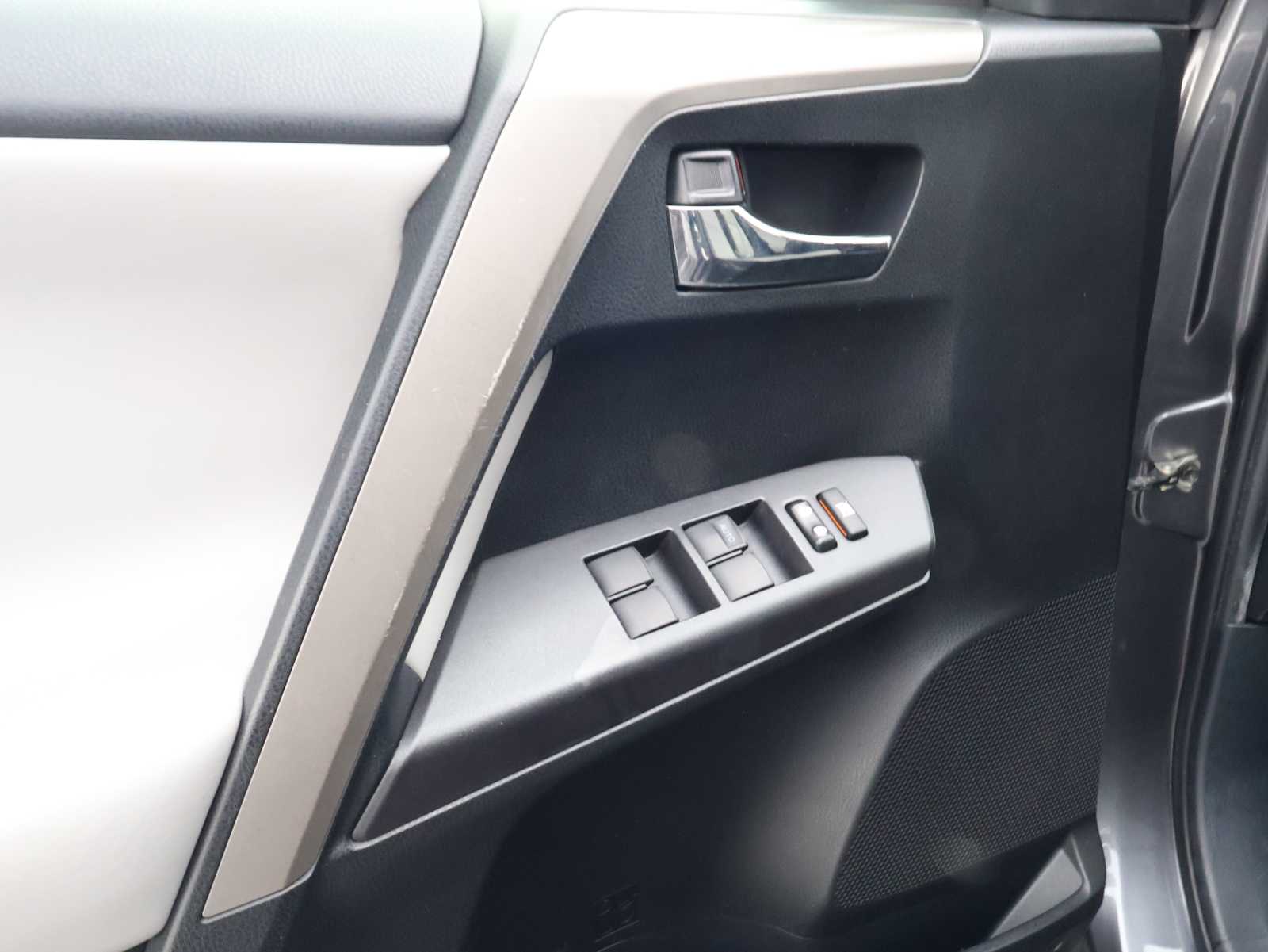 Used 2018 Magnetic Gray Metallic Toyota XLE image 23