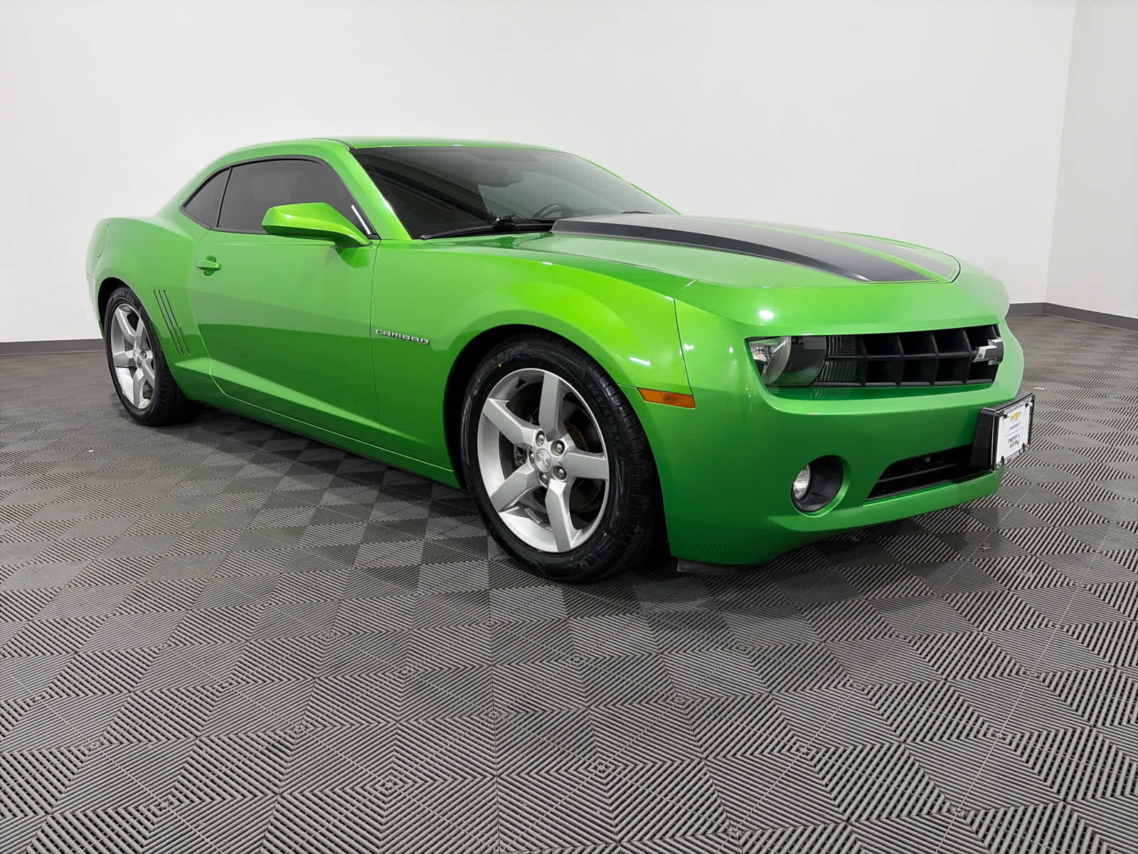 2010 Chevrolet Camaro Verde (Synergy Green Metallic) Coupé Tracción trasera 6 velocidades Automática