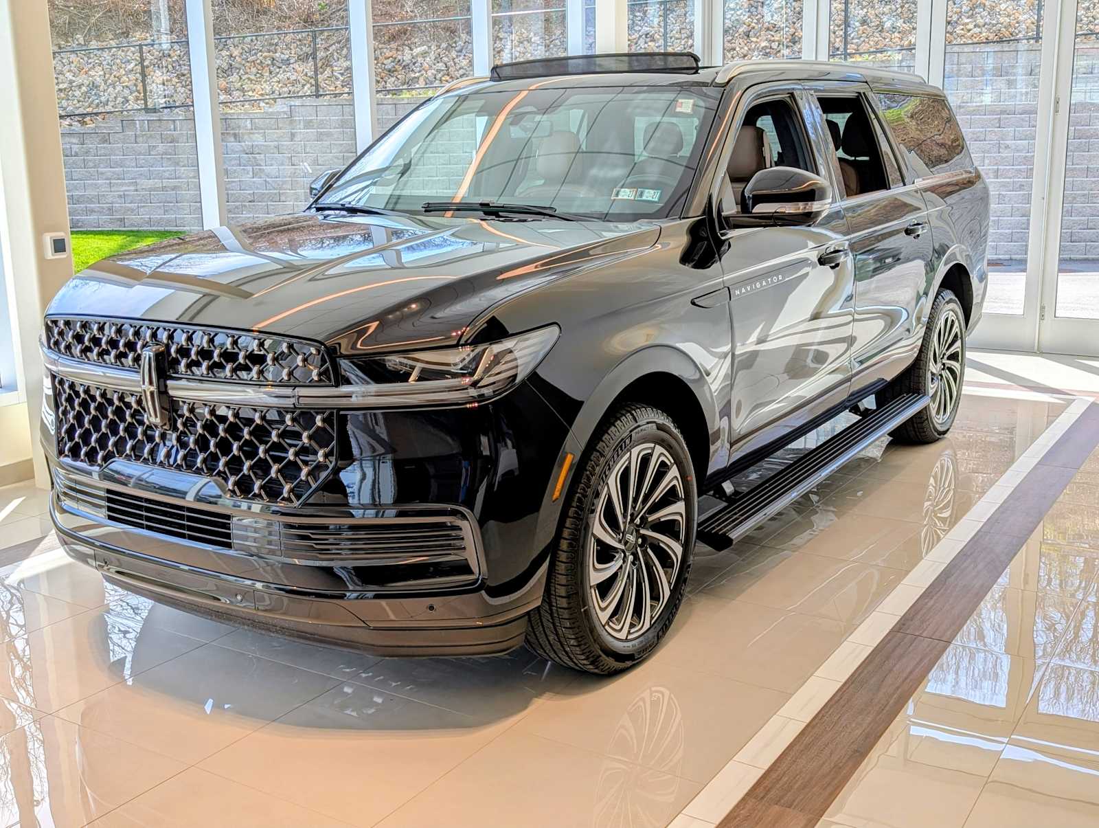 UM/ 2026 Lincoln Navigator SUV / Crossover Four-Wheel Drive Automatic