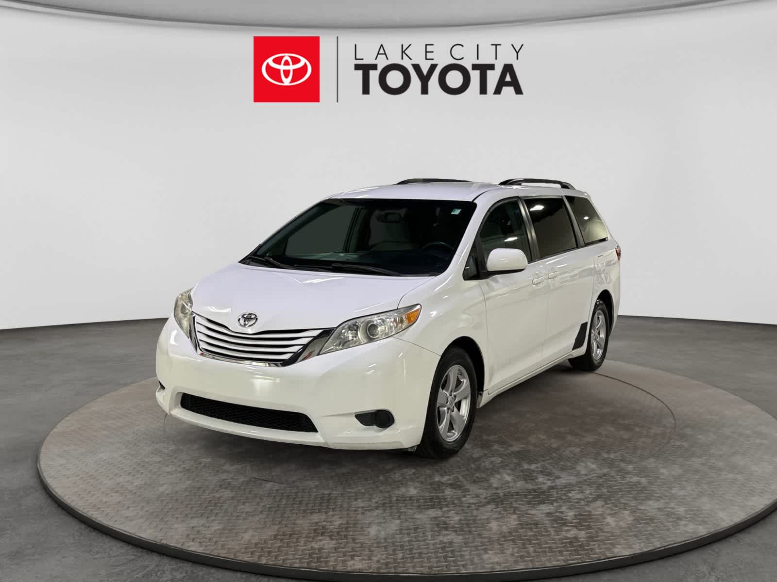 2017 Toyota Sienna LE V6 7-Passenger Access Seat's photo
