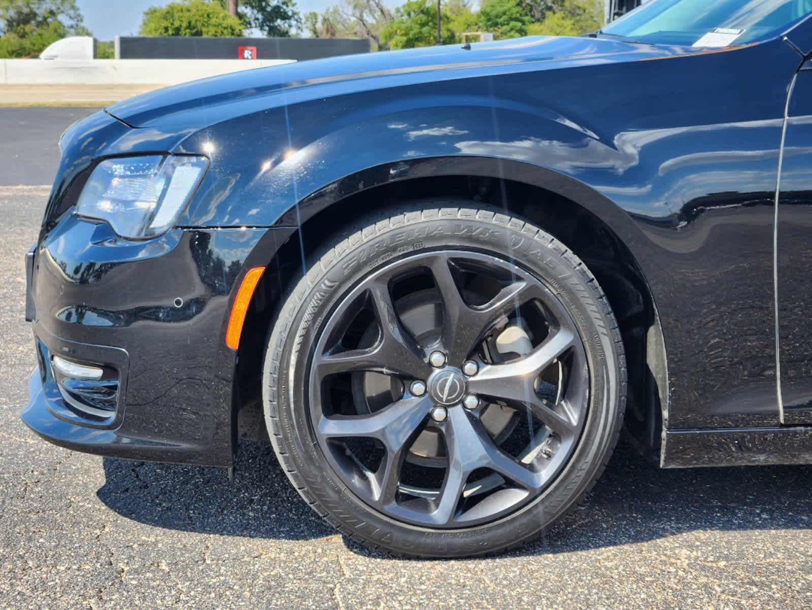 2021 Chrysler 300 Touring L 18