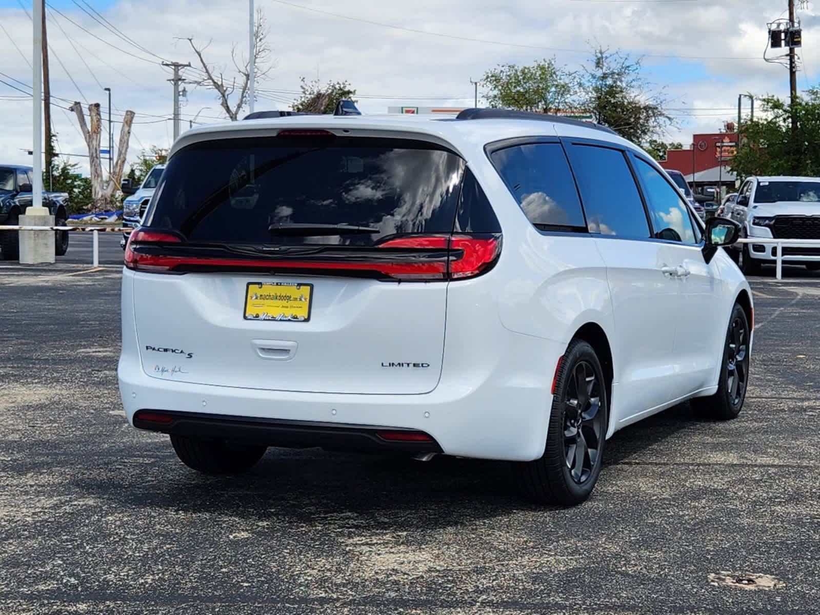 2024 Chrysler Pacifica Limited 3